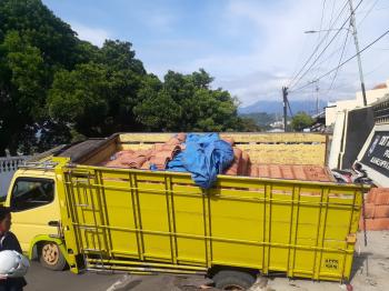Angkut 700 Genteng, Truk Tak Kuat Beban Terperosok ke Saluran PDAM